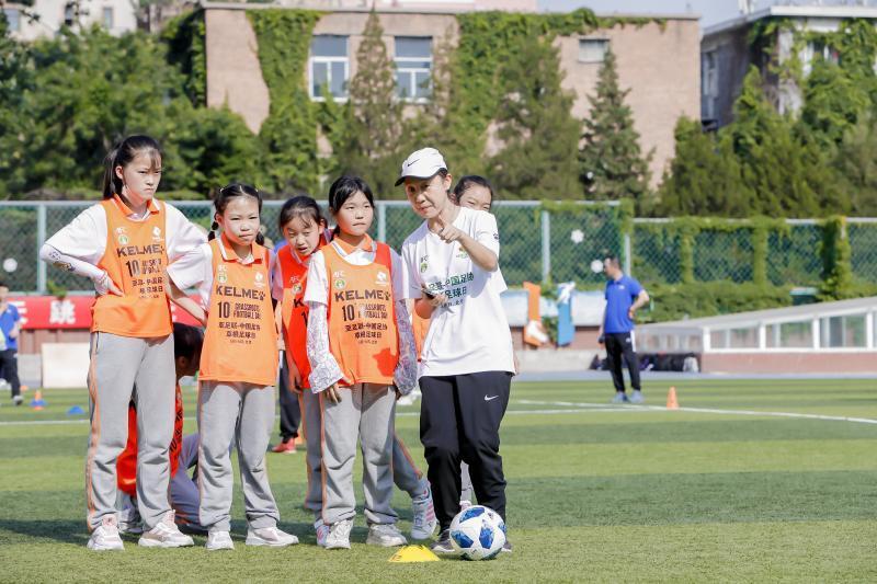 日本足球队员，从草根到世界舞台的坚韧之旅