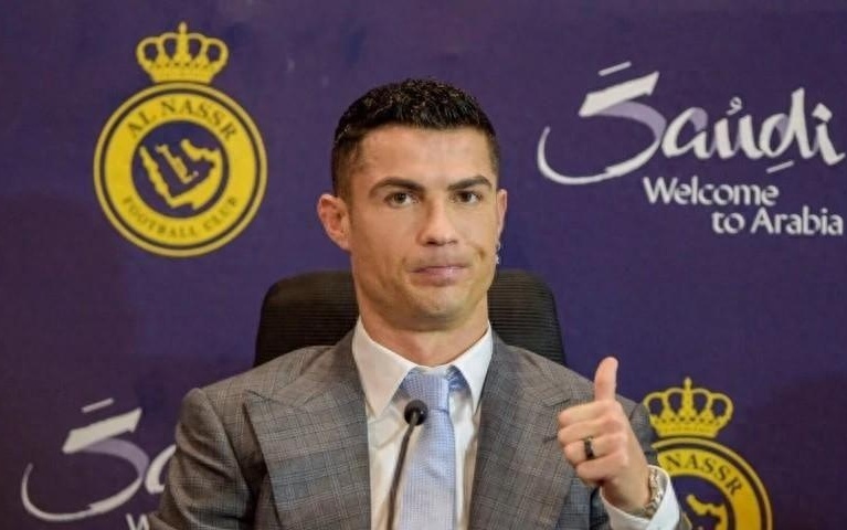 C罗签约沙特，足球巨星的沙漠之旅引发热议