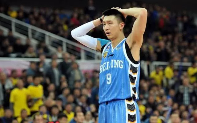 解析胡明轩在篮球场上的位置艺术，全能后卫的精彩演绎