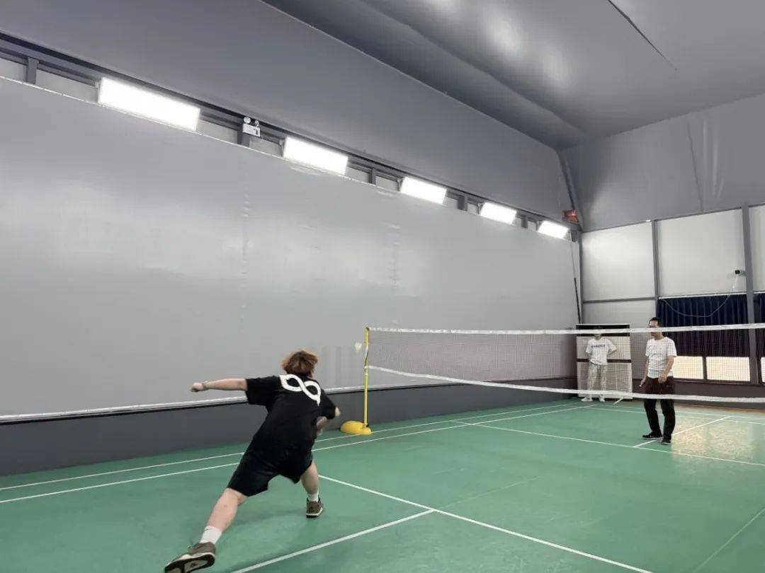 独自飞翔，在羽毛球馆的自我挑战与享受
