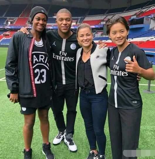 梅西与C罗，谁在足球史上的地位更高？