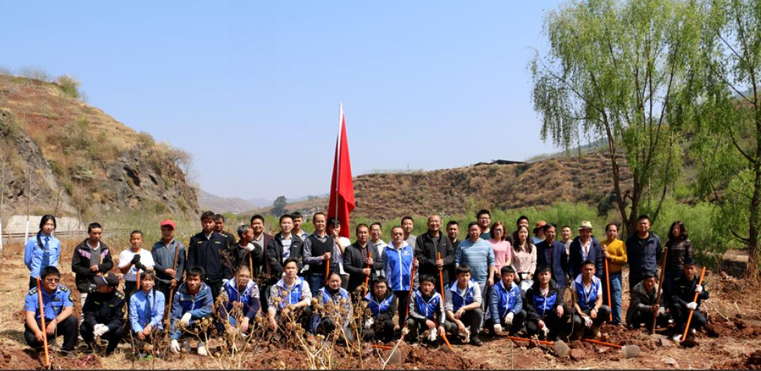 众人齐心，热火朝天——共筑美好家园的生动画卷