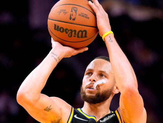 库里，篮球场上的传奇与岁月印记