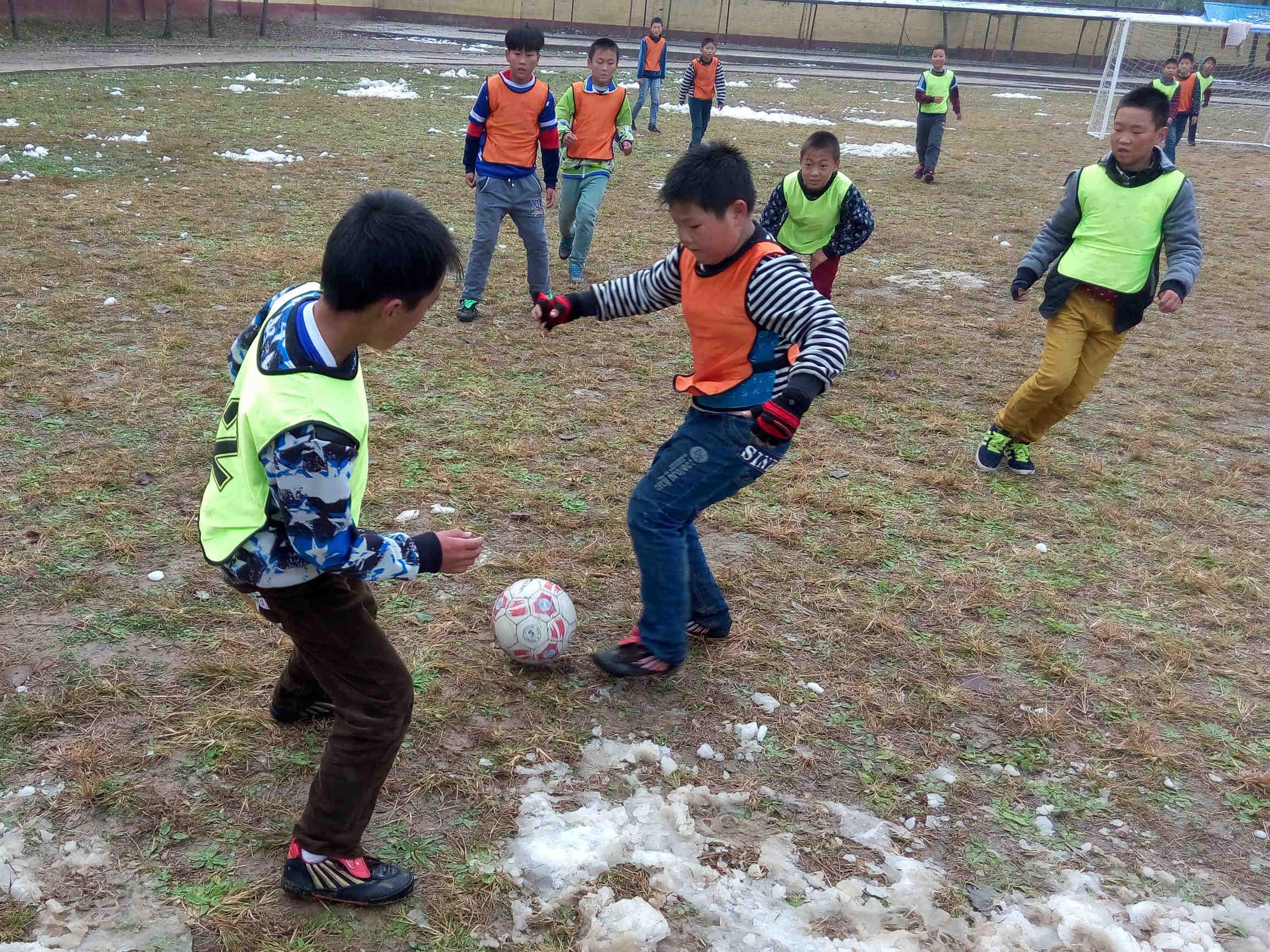 足球规则对队员上衣的详细规定与解读