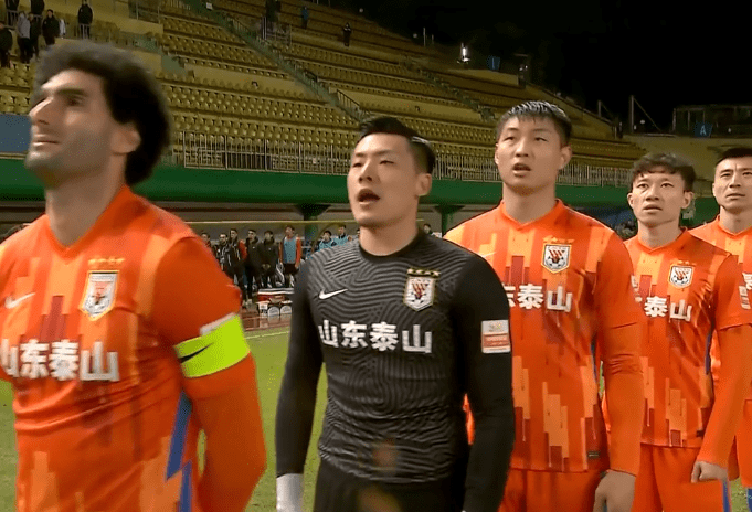 去年中超冠军，山东泰山队荣耀加冕