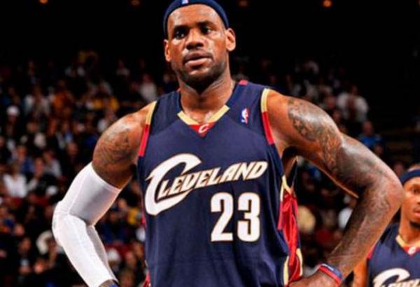 詹姆斯VS雄鹿，一场篮球盛宴的深度剖析