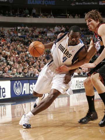 迈克尔·芬利的防守艺术，铁血屏障的构建者