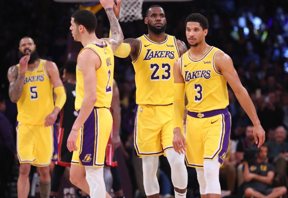 湖人队巨星戴维斯遭遇伤病，影响与展望