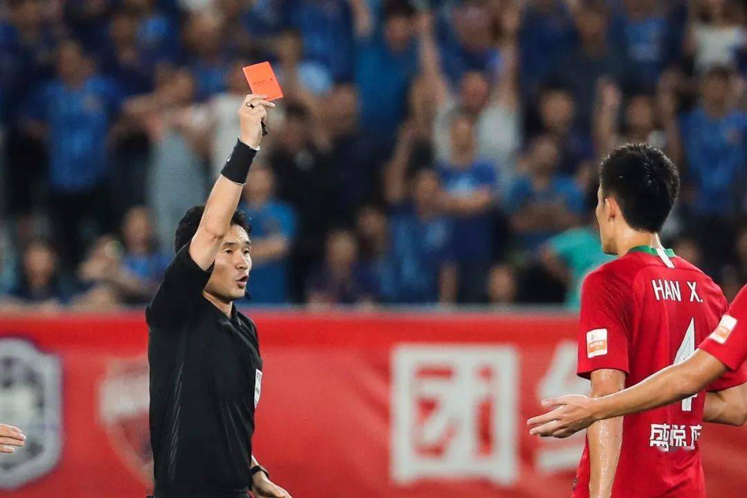 足球赛场上的红牌风波，罚下后是否补人？