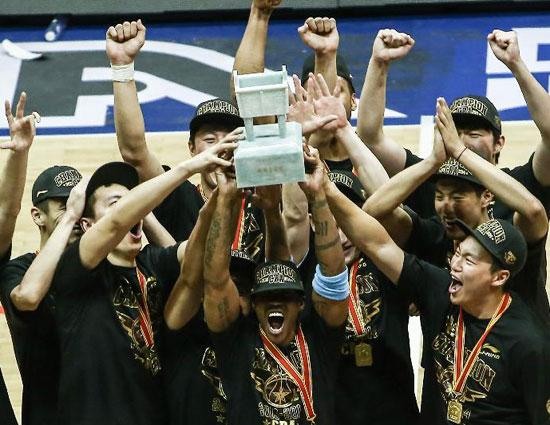 探秘北京男篮的辉煌之路，冠军的足迹与传承