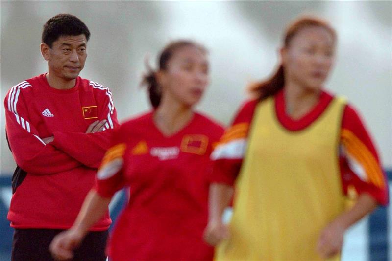 中国国家女子足球队首任教练的辉煌与挑战