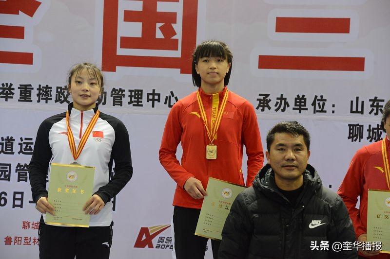 巾帼不让须眉，中国女摔跤手冠军的荣耀与挑战