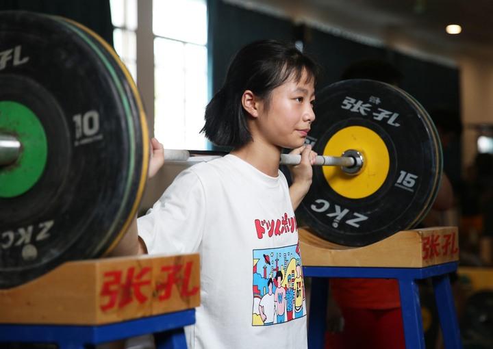 奥运举重比赛中的重中之重，揭秘杠铃片的材质奥秘