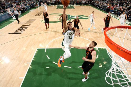 湖人与雄鹿的防守对决，战术、策略与心理的较量