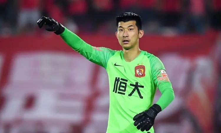 守门员之选，门将适合的足球鞋类型与考量因素