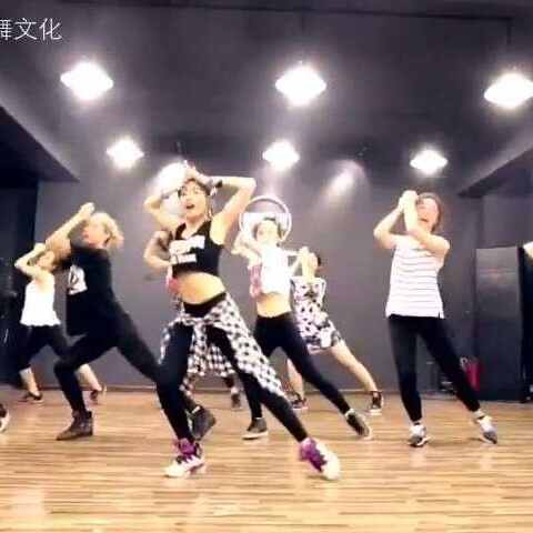 爵士舞与街舞，风格、起源与表现的差异探索