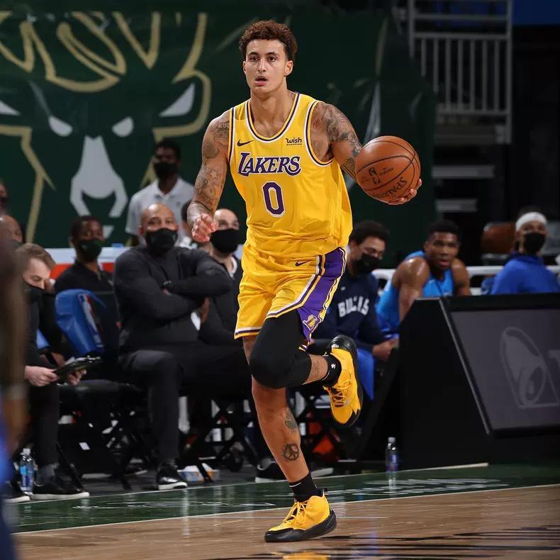 字母哥球鞋，性能与设计的完美融合