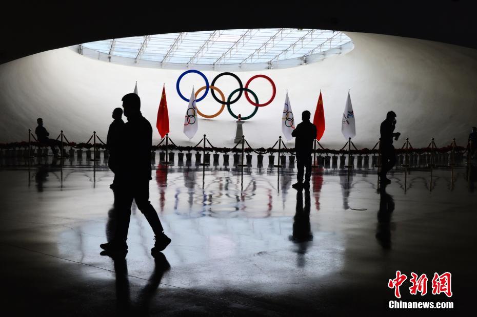 冬奥会口号，凝聚力量，点燃激情的火种