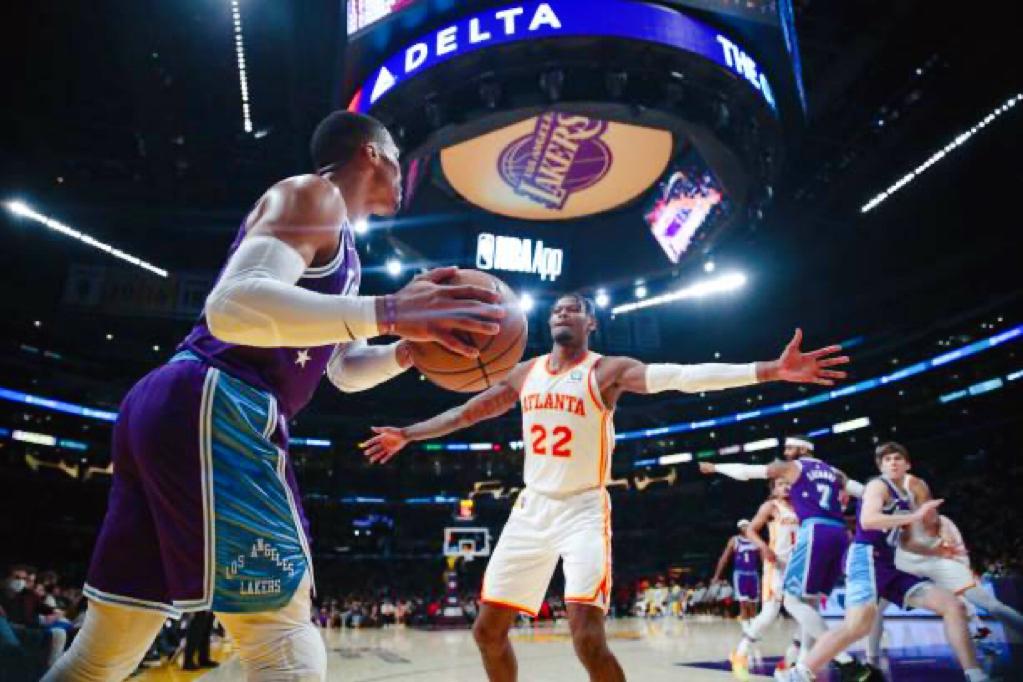 霍顿·塔克在湖人新赛季会首发吗？——一场关于潜力、角色与竞争的深度剖析