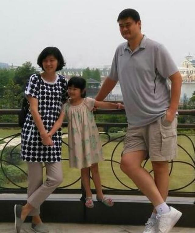 姚明女孩，从小巨人的影子中成长——她的身高与成长故事