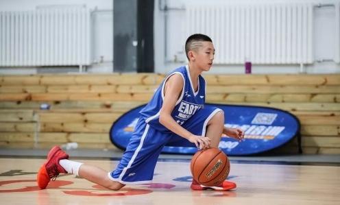 杜兰特与他的伴侣，一段篮球巨星与平凡爱情的交织