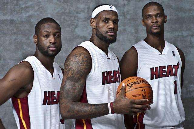 詹姆斯中国行，篮球巨星与草根英雄的碰撞——头盔哥的挑战与致敬