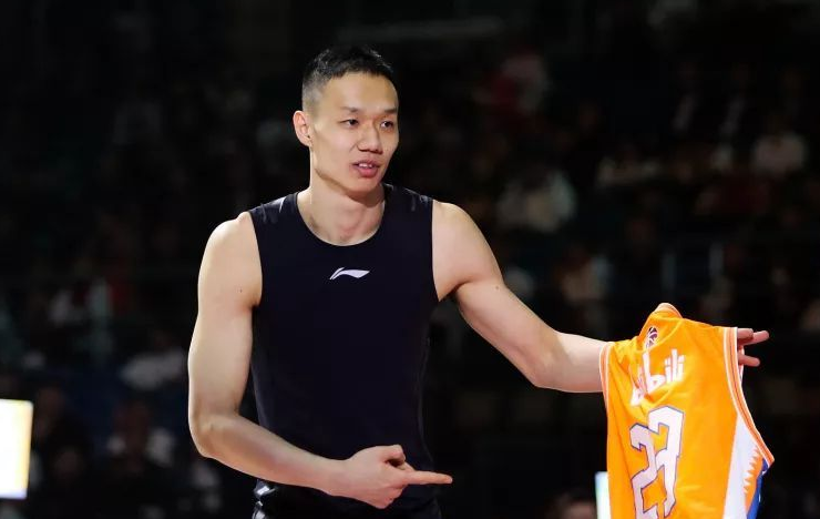 篮球场上的高光时刻，CBA新星王潼的身高之谜