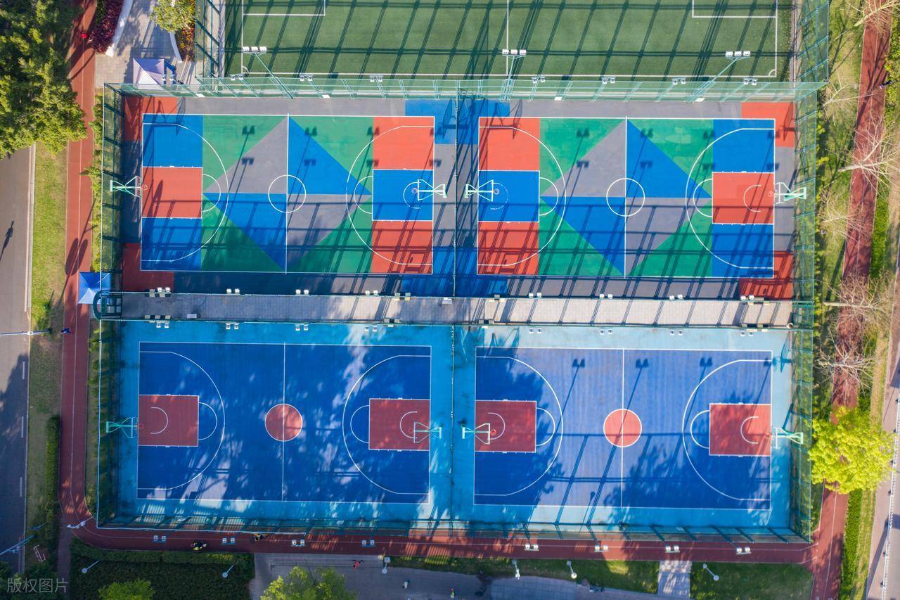 篮球场地面材料的选择与特点解析