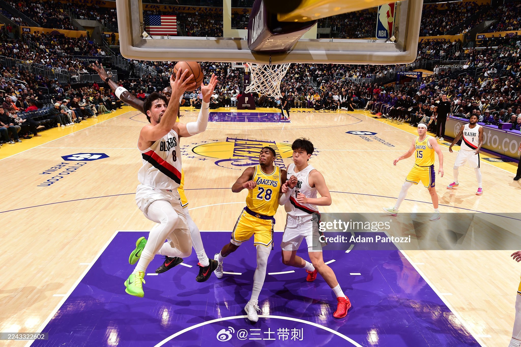 开拓者VS湖人，首节激战点燃西部烽火