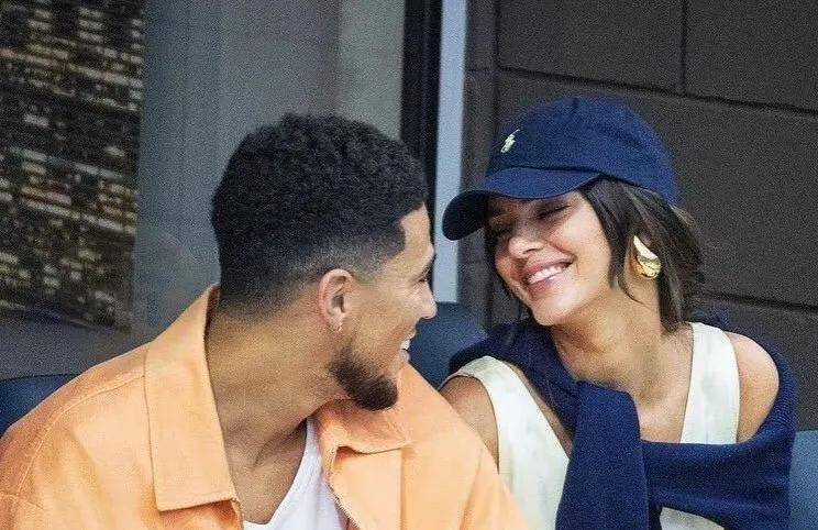 布克与肯豆，从荧幕情侣到现实伴侣的甜蜜旅程