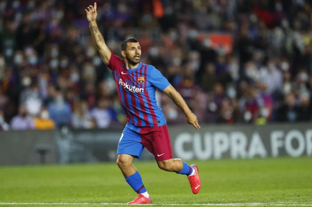 天下足球最新一期，阿圭罗的传奇谢幕