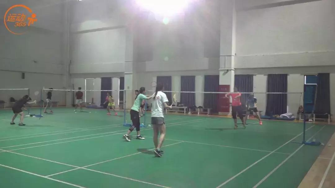 羽毛球双打规则与发球策略解析