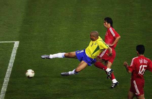 儒尼尼奥，巴西足球的传奇中场，技术、视野与激情的完美结合