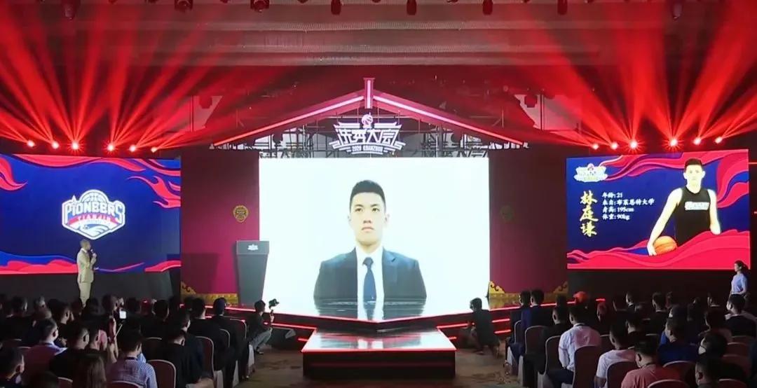 祝铭震与女友的高度之恋，超越身高的爱情故事