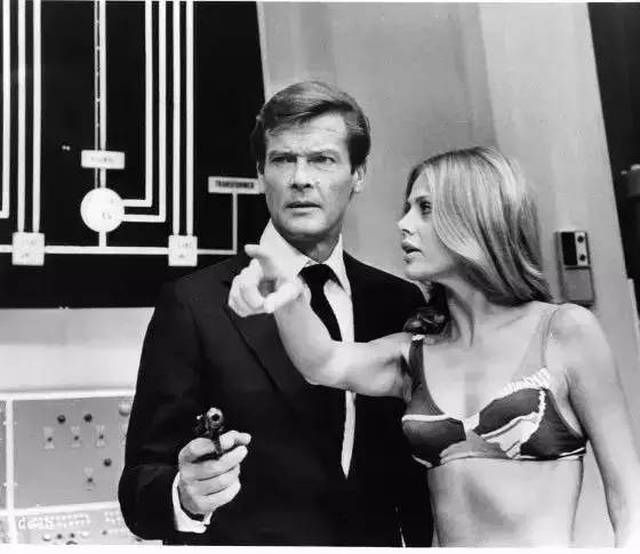 詹姆斯邦德，爱与间谍的交织——谁是他心中的挚爱？