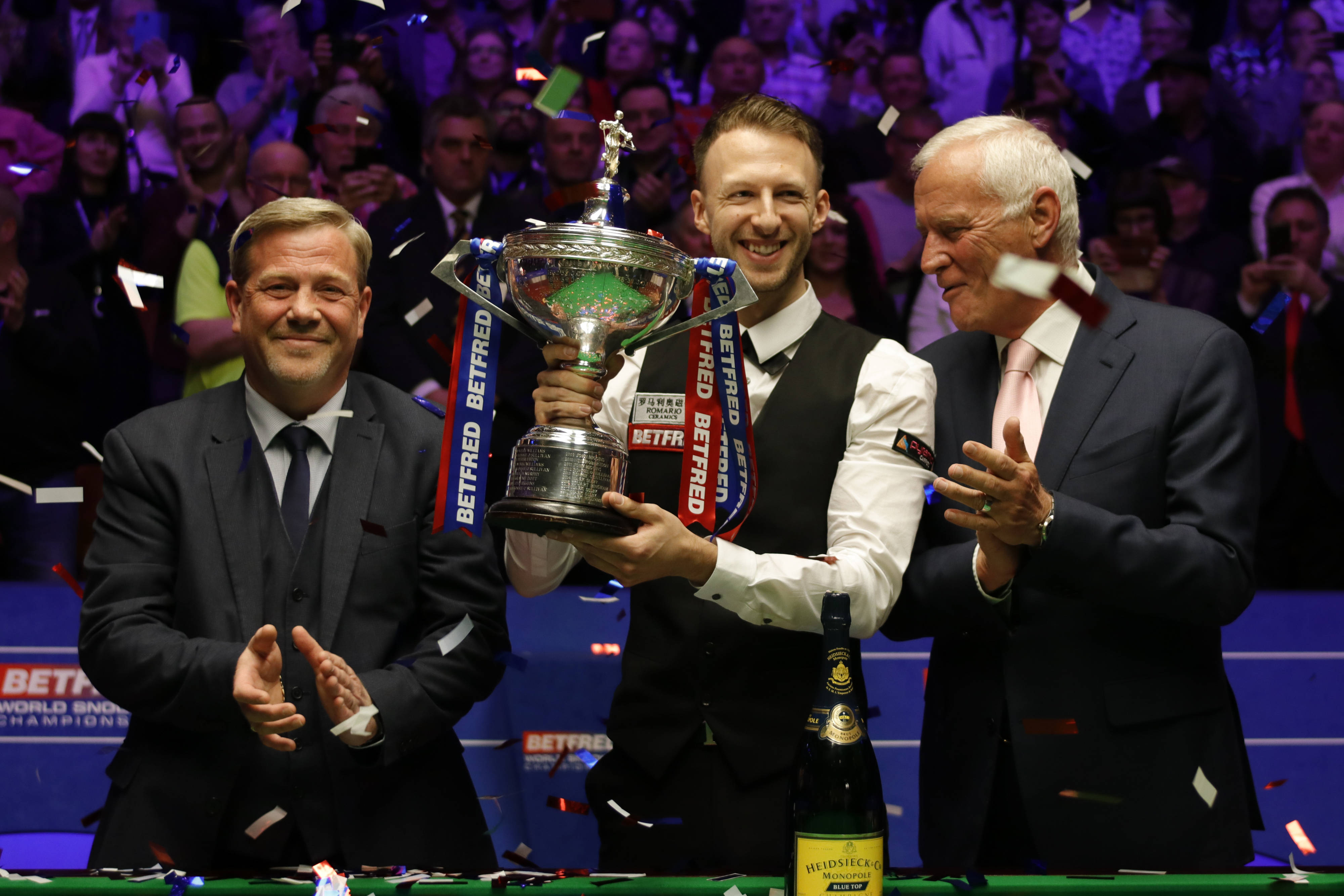 英超赛场重燃激情，现场观赛的观众回归之旅