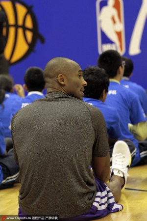 于小彤真实身高与姚明，篮球场上的小巨人与小巨人的较量