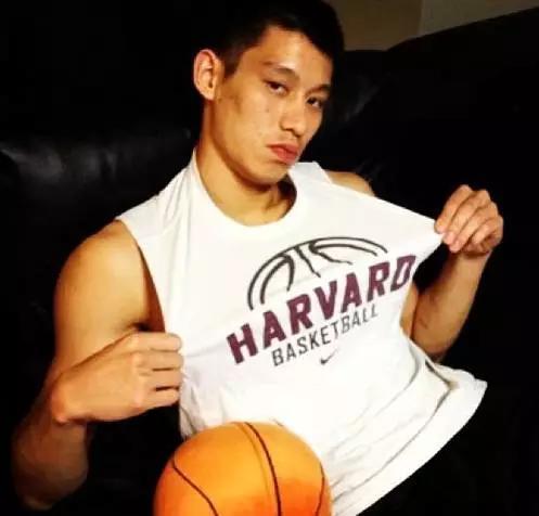 林书豪，从哈佛学子到NBA巨星的跨越——他的篮球之旅与年龄之谜