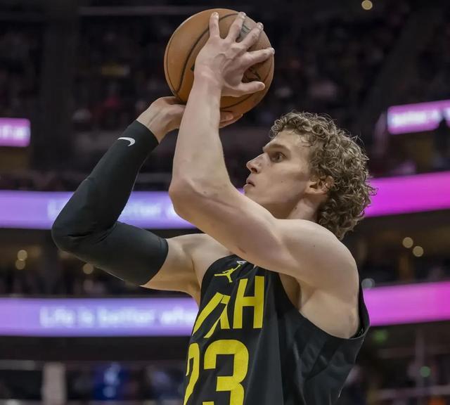 鹈鹕之翼，海耶斯的篮球之旅与他的非凡身高