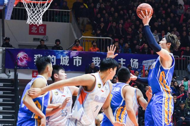 探索CBA最强十大中锋，铸就辉煌的篮下巨兽
