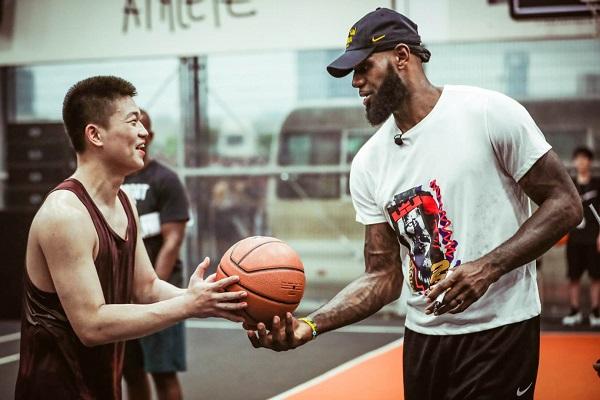 为什么把詹姆斯叫小皇帝，篮球场上的王者尊称