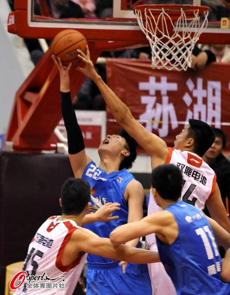 篮球巨擘的谢幕，王治郅的退役时刻