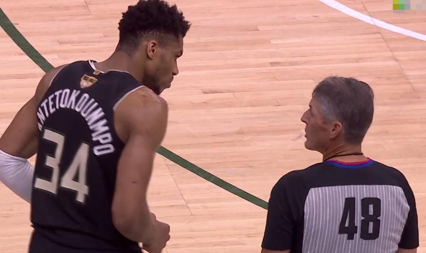 美国网友热议字母哥垫脚事件，篮球场上的争议与道德考量