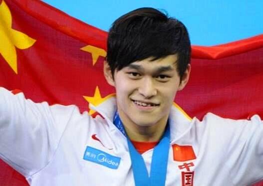 探秘中国乒乓球史，首位男子冠军的辉煌时刻