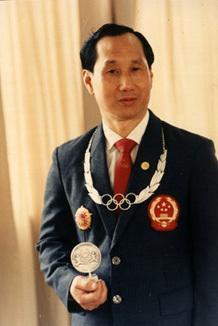 中国首位举重奥运冠军——陈镜开，力量与荣耀的传奇