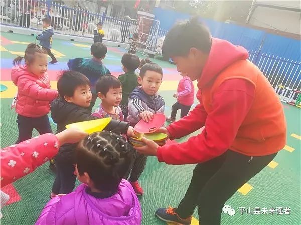 夹乒乓球早教，激发孩子潜能的趣味启蒙游戏