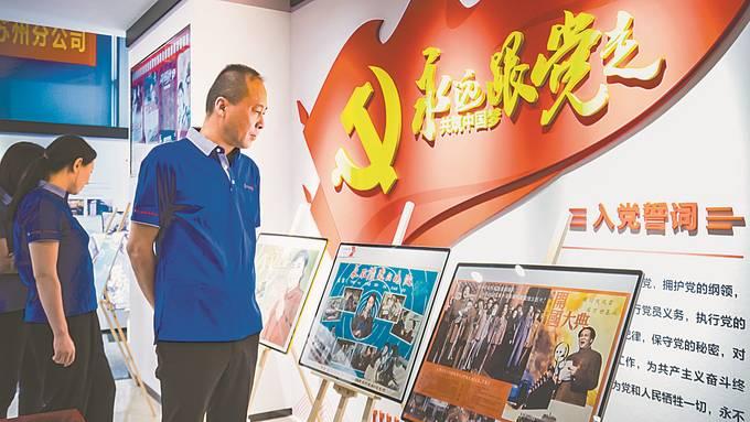保险小组的创意对决，手绘海报的魅力展现