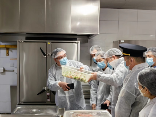 守护舌尖上的安全，学校食堂员工健康制度的重要性与实践